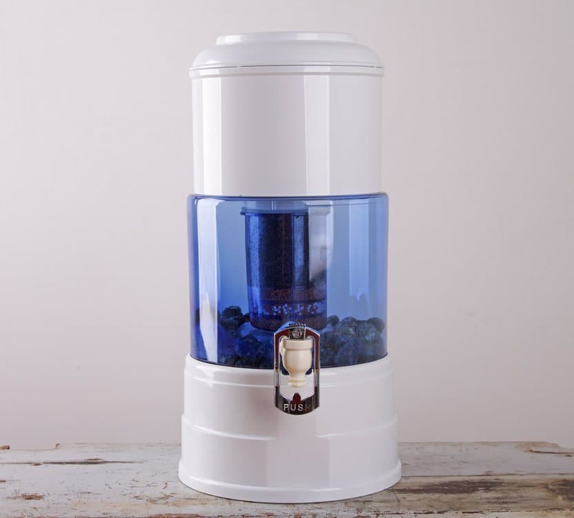 Elke naast de Aqualine waterfilter in de keuken