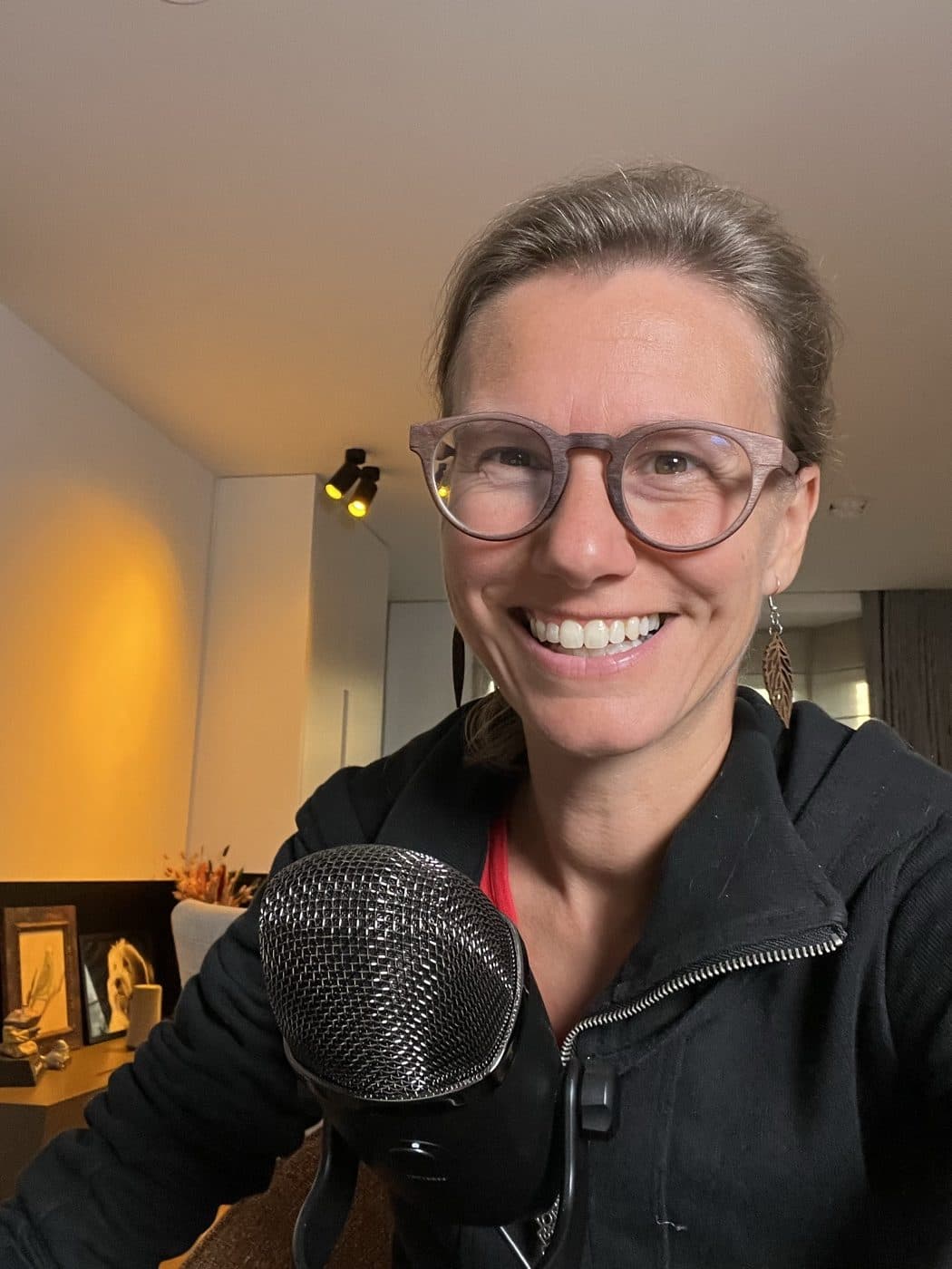 Elke Aerts achter de micro