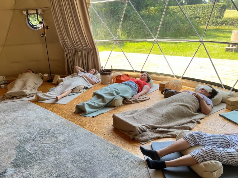 Deelnemers tijdens een hypnomeditatie in de dome