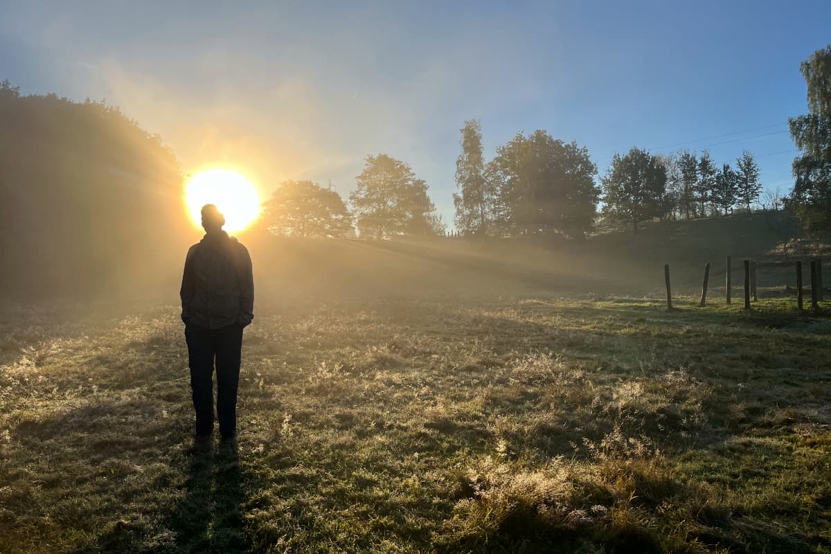 Geert in een veld bij zonsopgang
