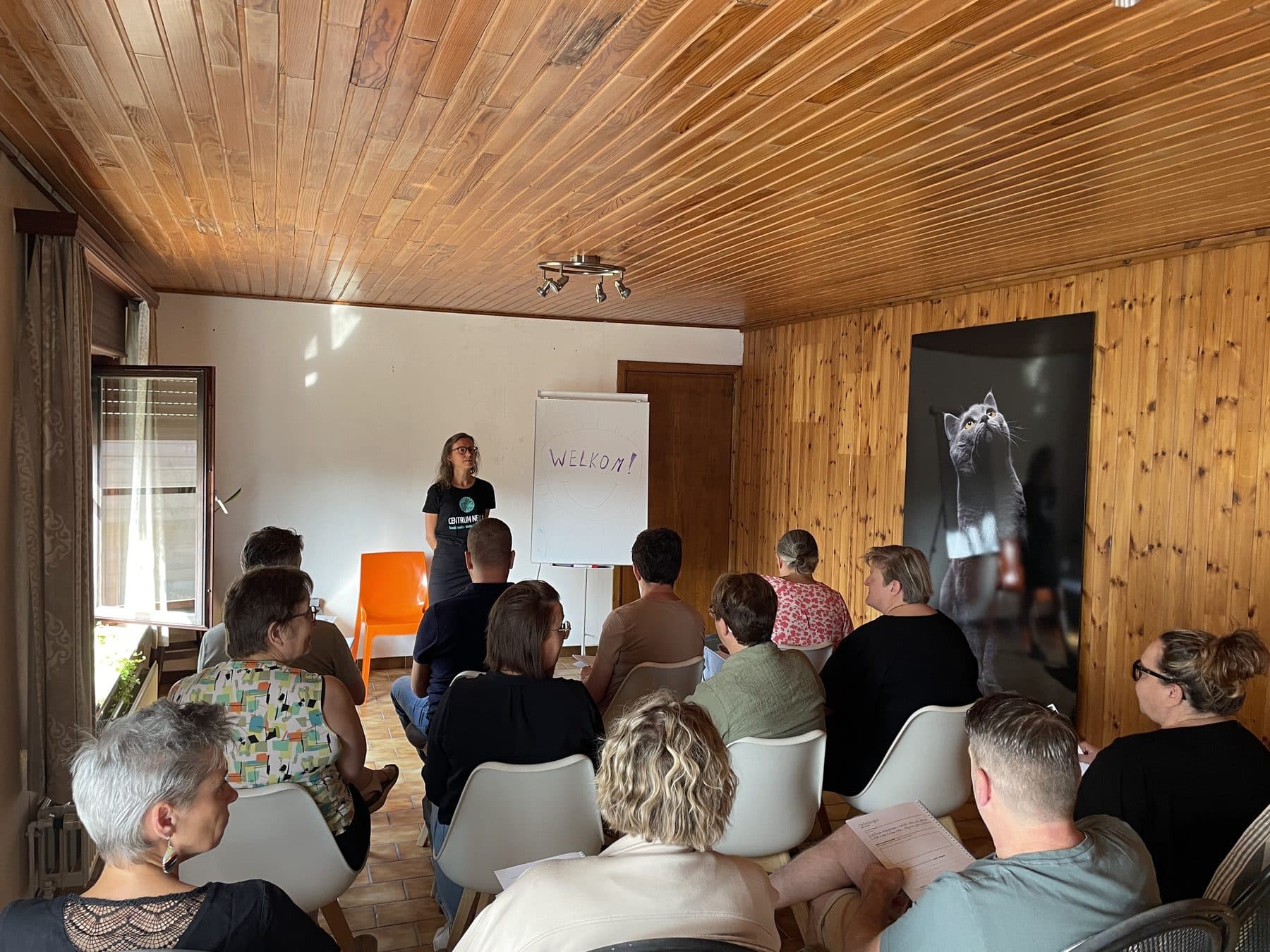 Elke geeft de workshop zelfhypnose aan een groep